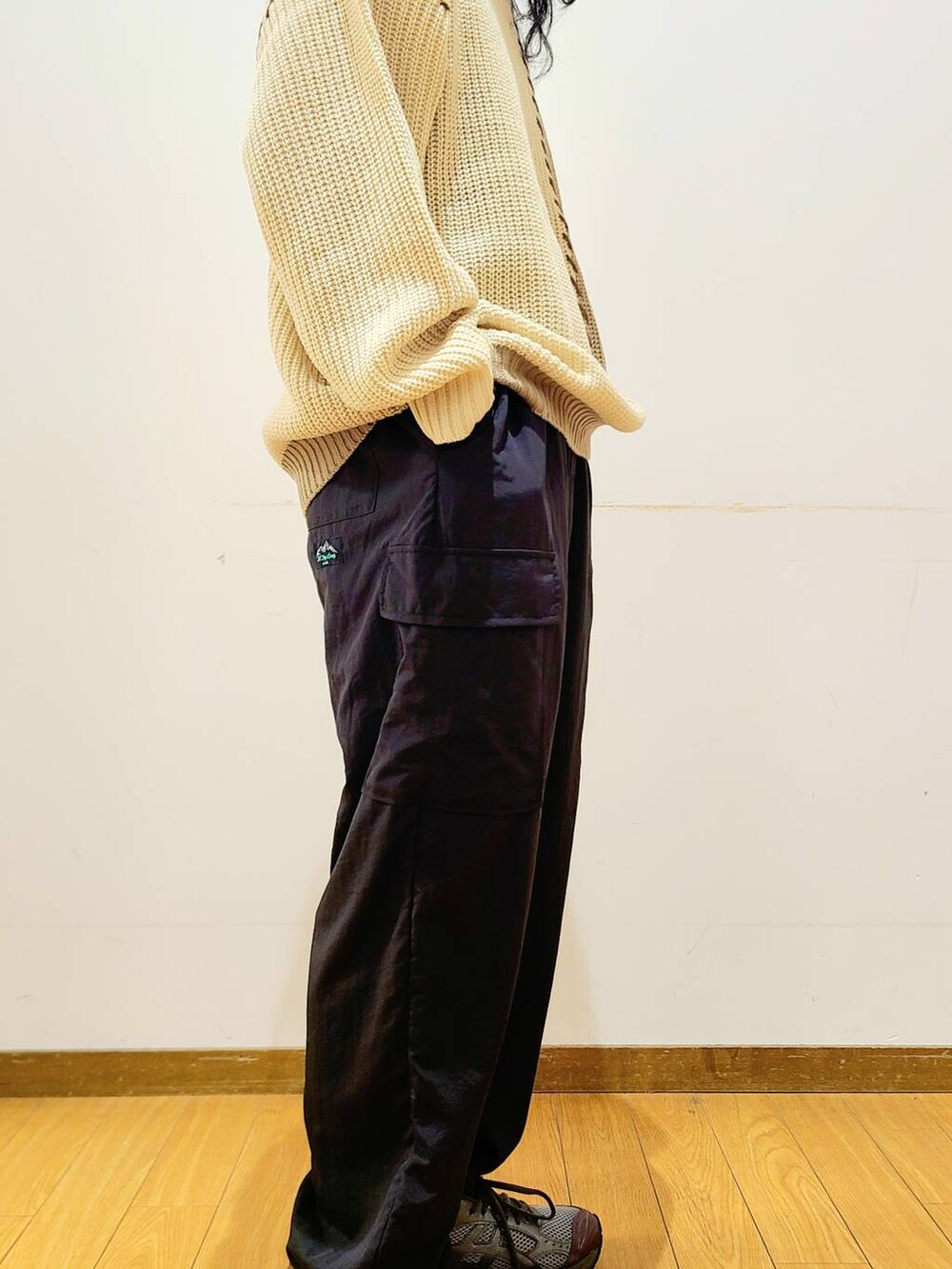 ブラック系のその他パンツ、ホワイト系のニット/セーターを着用したメンズの秋コーディネートの6枚目の写真