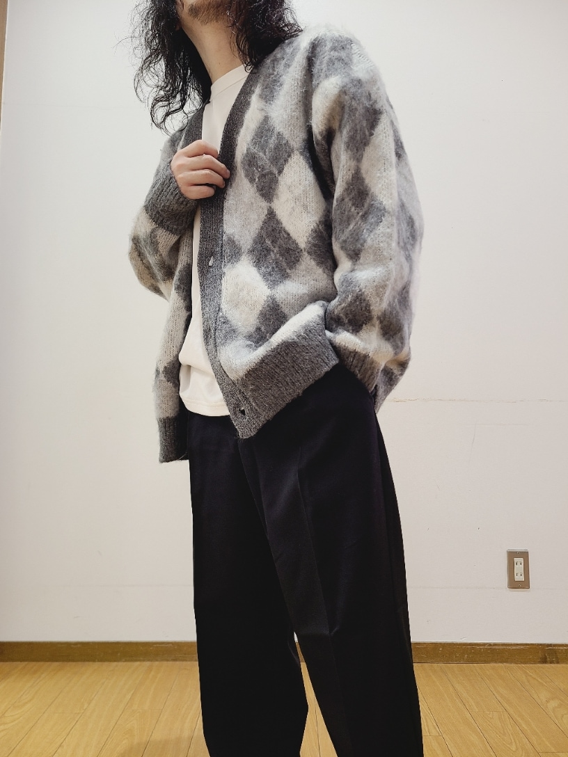 グレー系のニット/セーター、ホワイト系のTシャツ/カットソー、ブラック系のその他パンツを着用したメンズの秋コーディネートの9枚目の写真