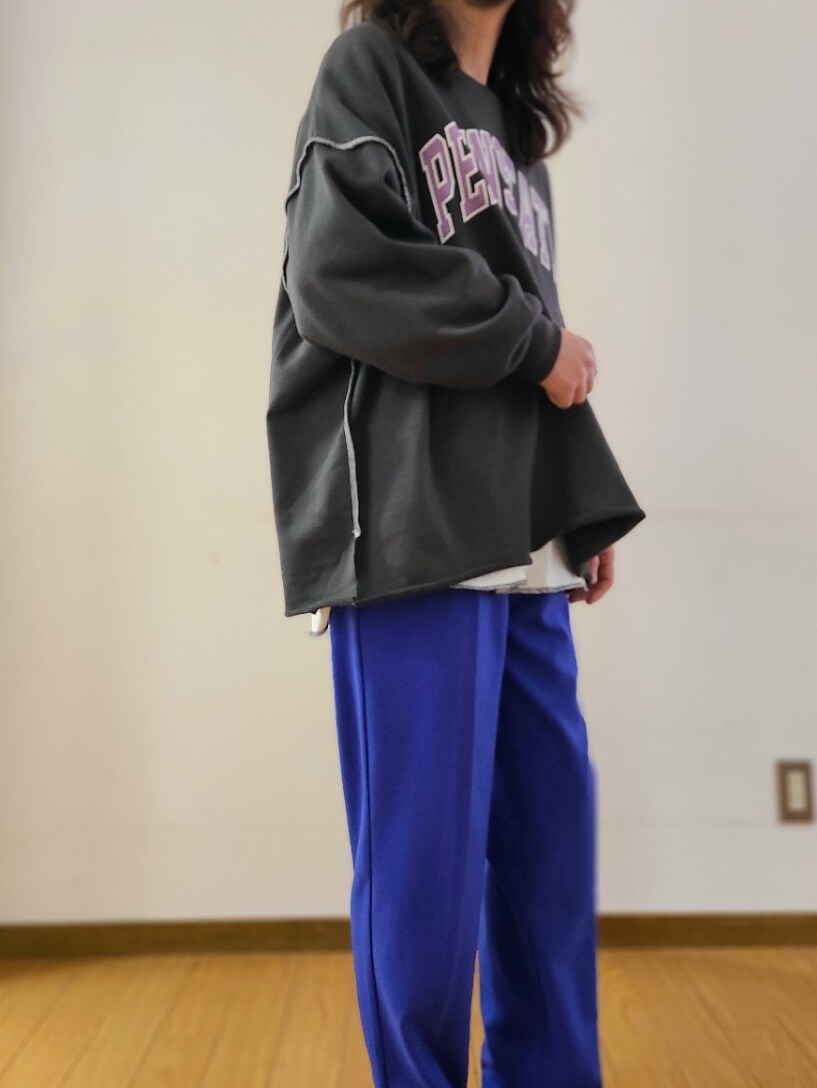 グレー系のTシャツ/カットソー、ホワイト系のTシャツ/カットソー、ブルー系のその他パンツを着用したメンズの春コーディネートの5枚目の写真