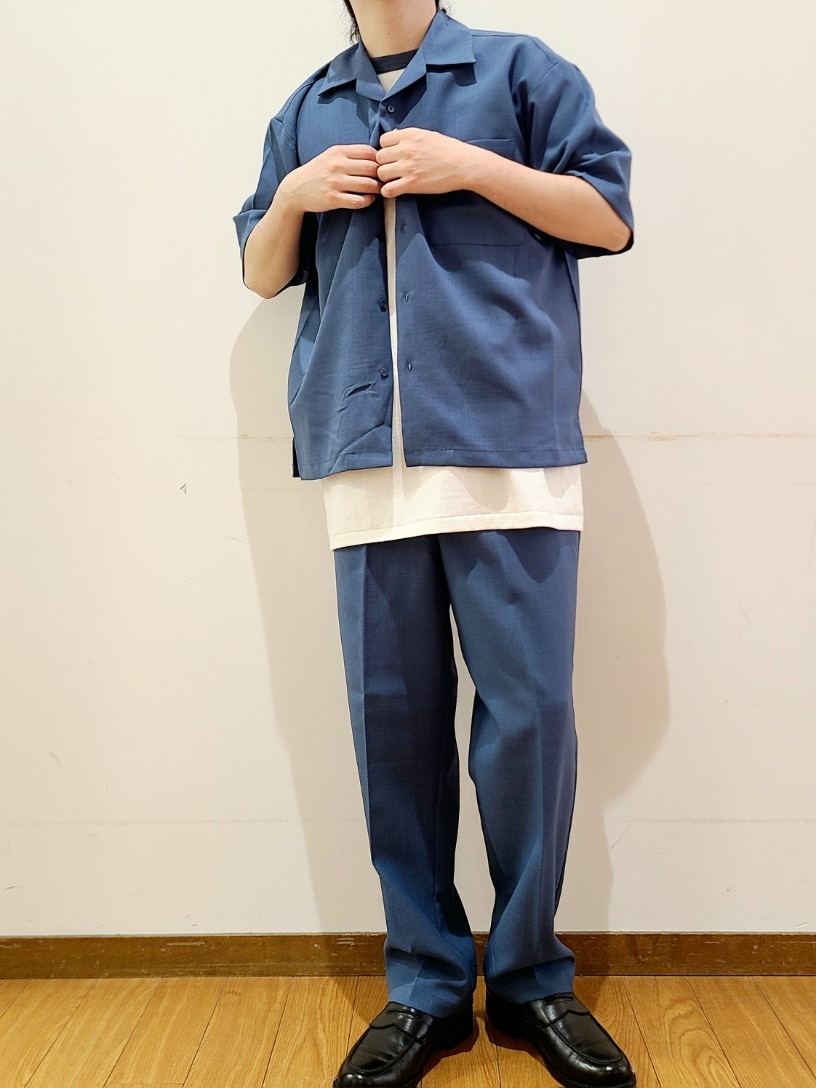 ブルー系のTシャツ/カットソー、ブルー系のセットアップ、ブラック系のメガネを着用したメンズの夏コーディネートの4枚目の写真