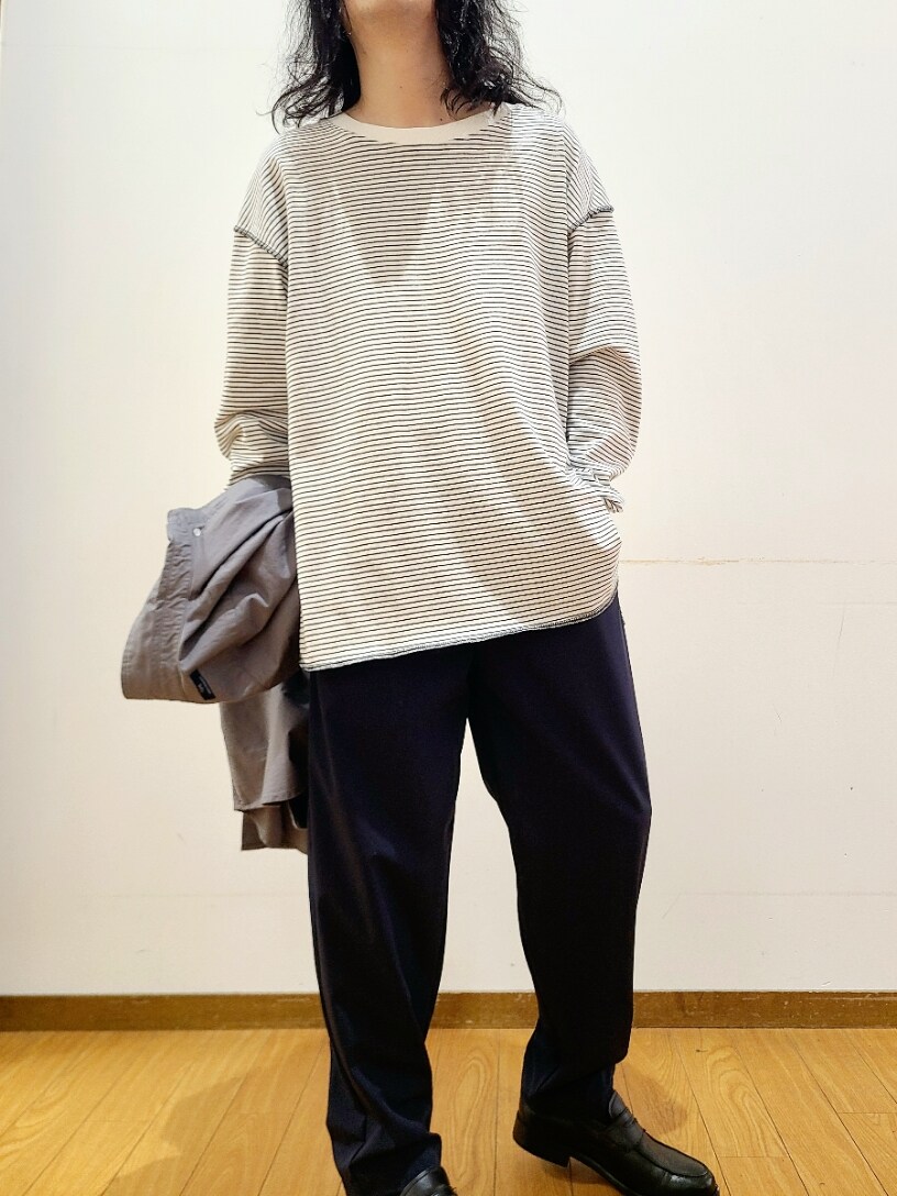 ホワイト系のTシャツ/カットソー、グレー系のシャツ/ブラウス、ブルー系のその他パンツを着用したメンズの秋コーディネートの9枚目の写真