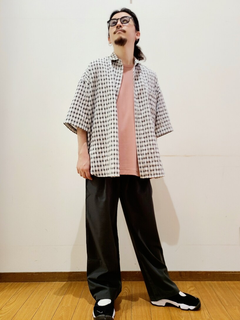 ブラック系のシャツ/ブラウス、ピンク系のTシャツ/カットソー、ブラック系のその他パンツを着用したメンズの夏コーディネートの7枚目の写真