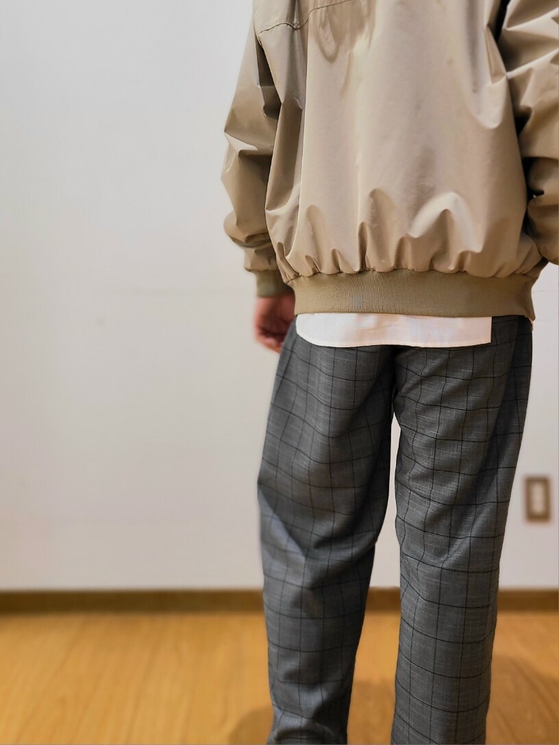 「低身長、低身長コーデ、ITEMS URBANRESEARCH、アイテムズアーバンリサーチ、ワイドパンツ、白シャツ、チェックパンツ、ウィンドウペン、スタンドカラー、ブルゾン、スラックス、トラッド、おでかけコーデ」｜「ITEMS URBANRESEARCHのスタンドカラー ZIP UP ブルゾン（ブルゾン、グレー系）」を使った、アライタカノリさん（メンズ・164cm）の春コーディネートの7枚目の写真