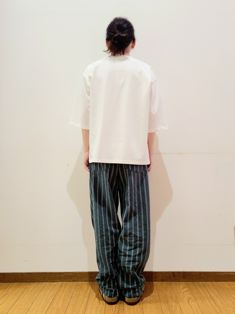 ホワイト系のTシャツ/カットソー、グリーン系のその他パンツ、ブラウン系のメガネを着用したメンズの夏コーディネートの3枚目の写真