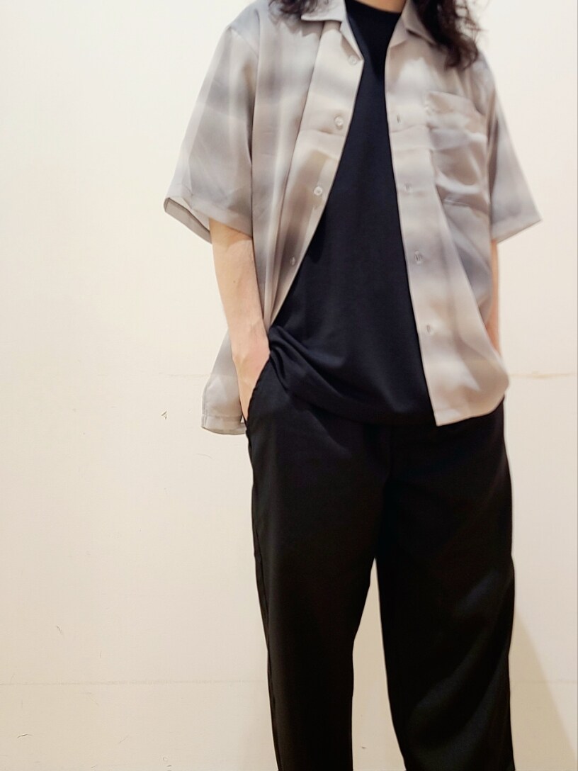 グレー系のシャツ/ブラウス、ブラック系のその他パンツ、ブラック系のTシャツ/カットソーを着用したメンズの夏コーディネートの6枚目の写真