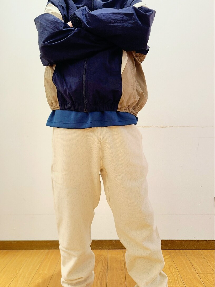 ブルー系のブルゾン、ブルー系のTシャツ/カットソー、ベージュ系のその他パンツを着用したメンズの春コーディネートの9枚目の写真