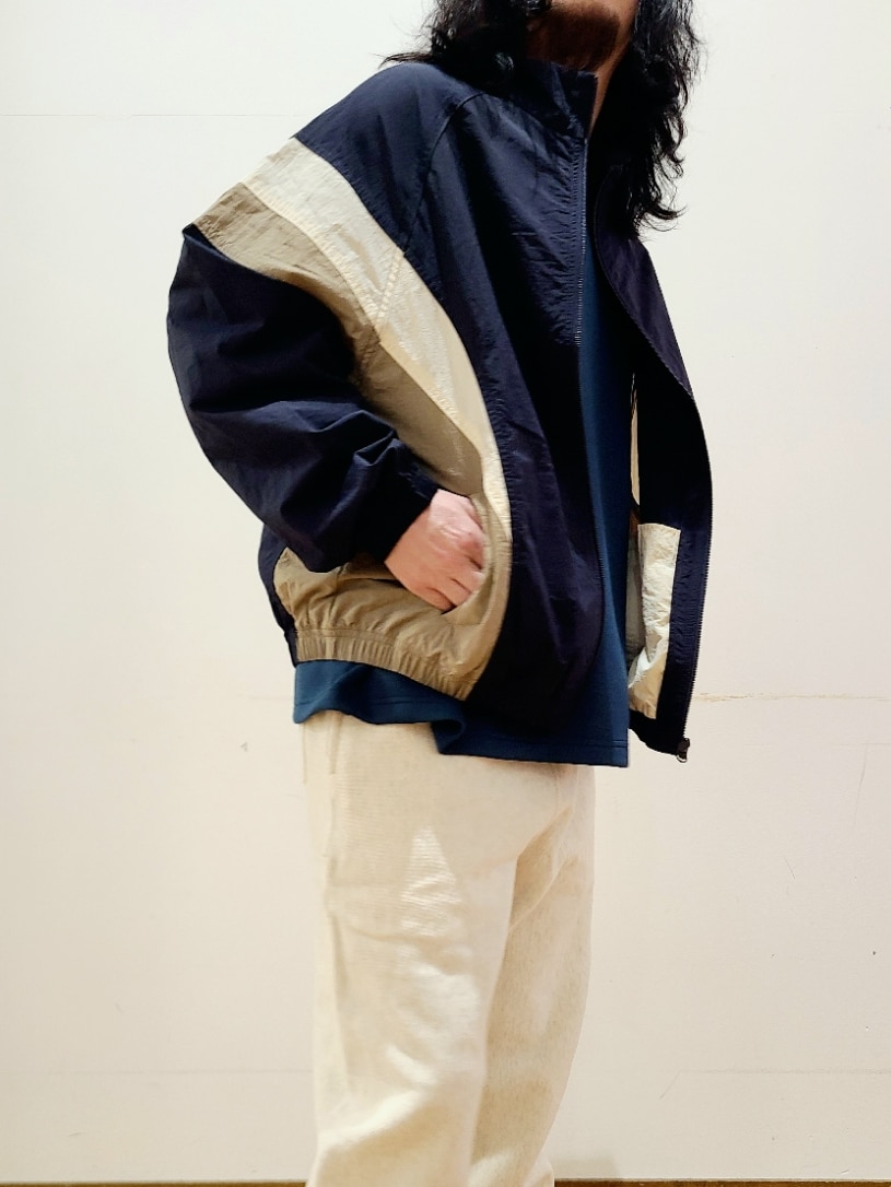 ブルー系のブルゾン、ブルー系のTシャツ/カットソー、ベージュ系のその他パンツを着用したメンズの春コーディネートの4枚目の写真