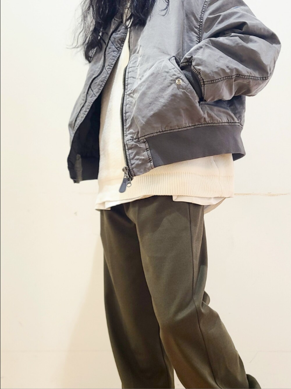 グリーン系のその他パンツ、ホワイト系のニット/セーター、グレー系のMA-1を着用したメンズの冬コーディネートの5枚目の写真