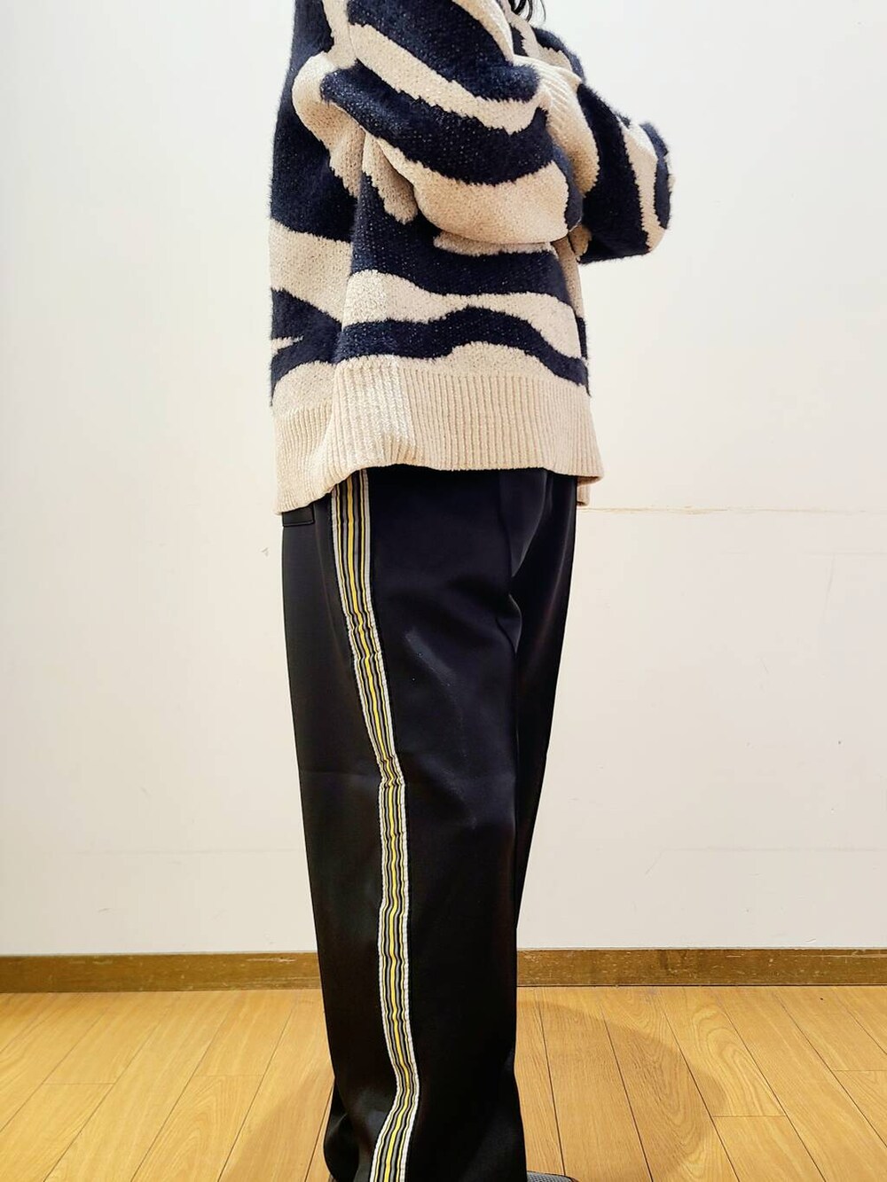 ブラック系のその他パンツ、ホワイト系のニット/セーターを着用したメンズの冬コーディネートの7枚目の写真