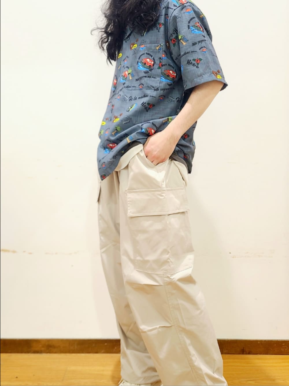 グレー系のシャツ/ブラウス、グレー系のTシャツ/カットソー、ホワイト系のその他パンツを着用したメンズの夏コーディネートの6枚目の写真