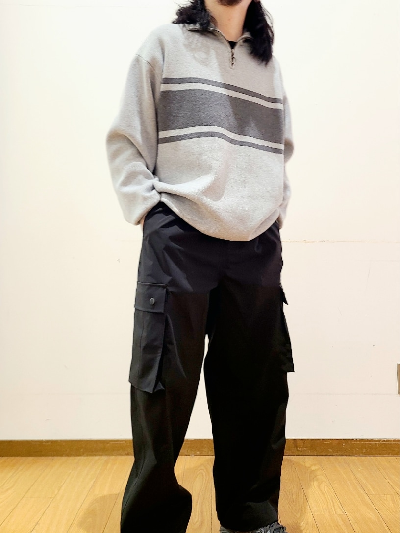 ブラック系のカーゴパンツを着用したメンズの冬コーディネートの5枚目の写真