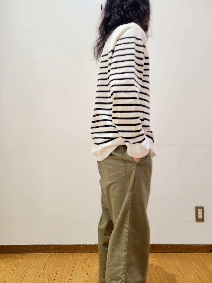 ホワイト系のTシャツ/カットソー、グリーン系のその他パンツ、ブラック系のスニーカーを着用したメンズの夏コーディネートの4枚目の写真
