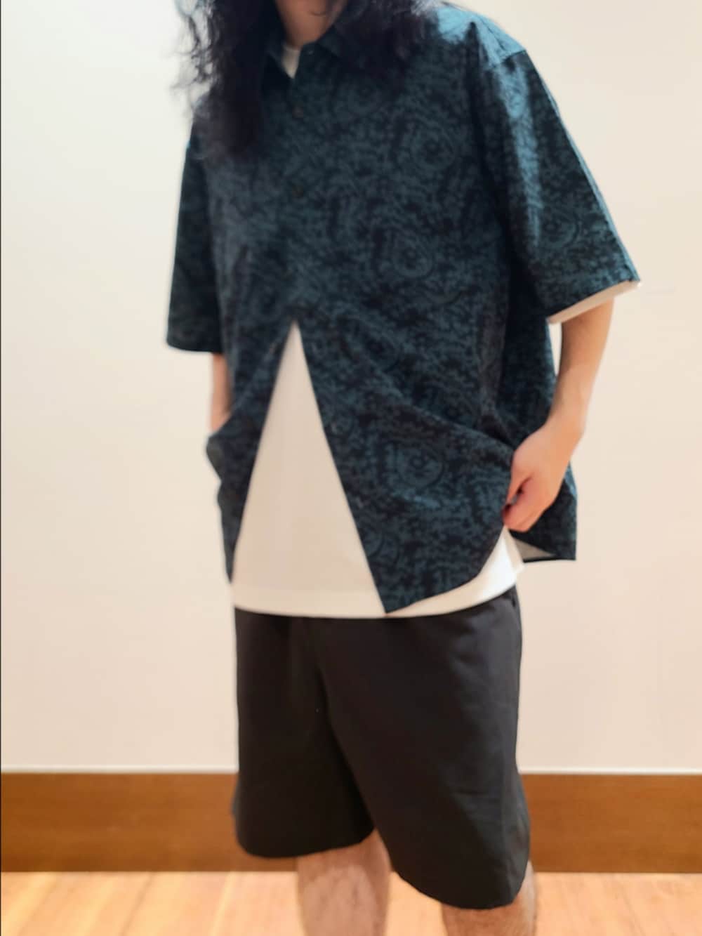 ホワイト系のTシャツ/カットソー、その他のシャツ/ブラウス、ブラック系のその他パンツを着用したメンズの夏コーディネートの4枚目の写真