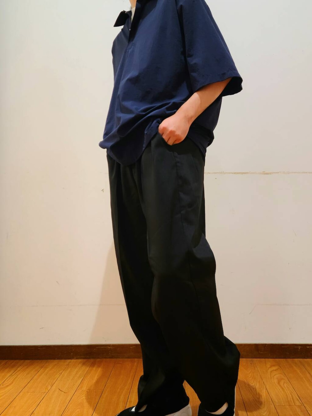 ブルー系のポロシャツ、ホワイト系のTシャツ/カットソー、ブラック系のその他パンツを着用したメンズの夏コーディネートの4枚目の写真