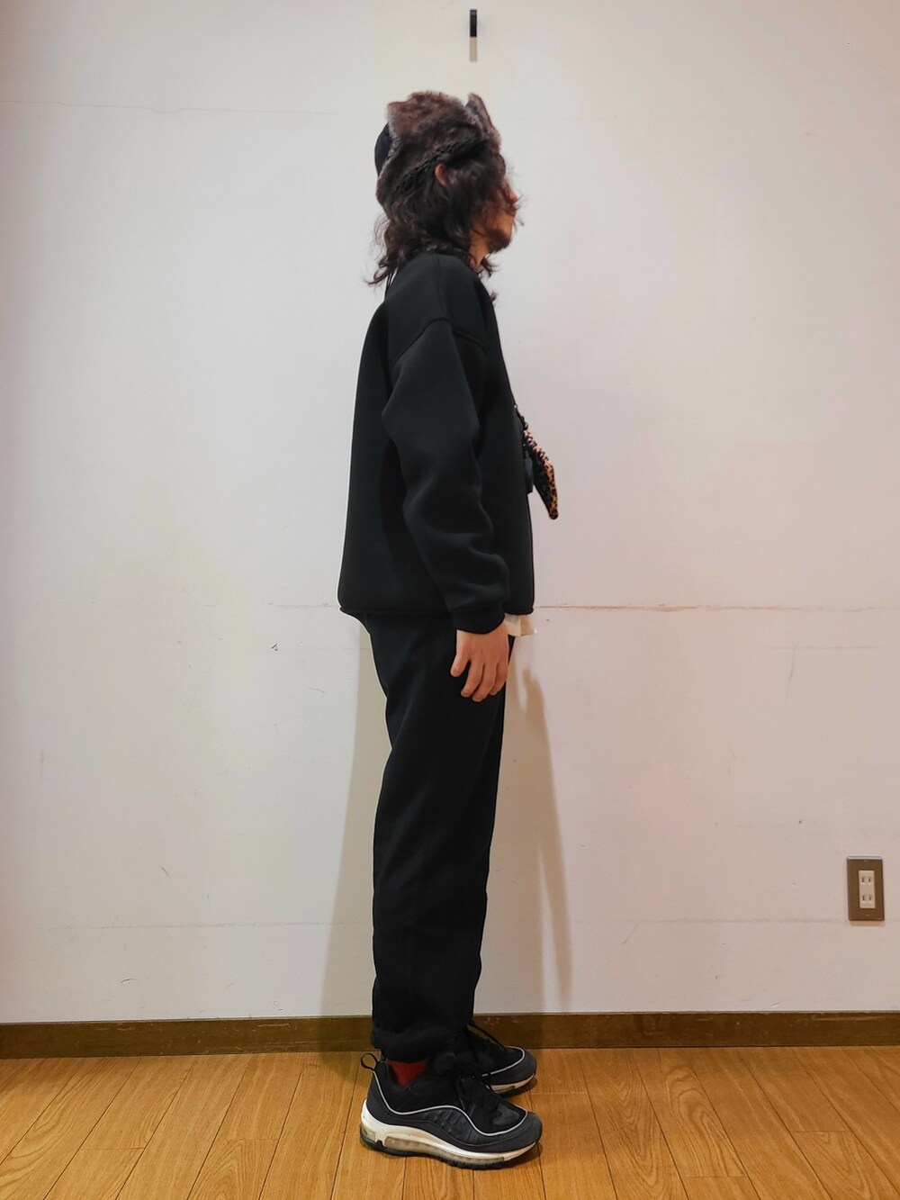 ブラック系のスウェット、ブラック系のその他パンツ、その他のショルダーバッグを着用したメンズの秋コーディネートの2枚目の写真