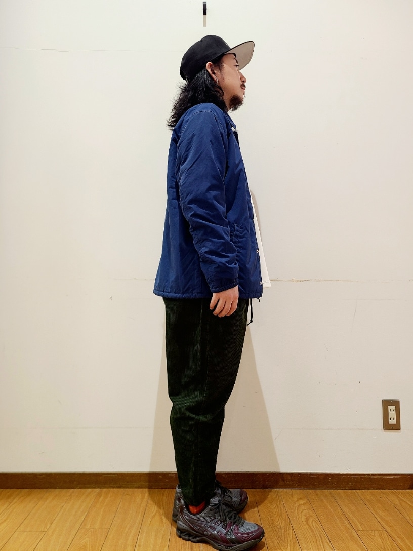ブルー系のブルゾン、ホワイト系のTシャツ/カットソー、グリーン系のその他パンツを着用したメンズの冬コーディネートの2枚目の写真