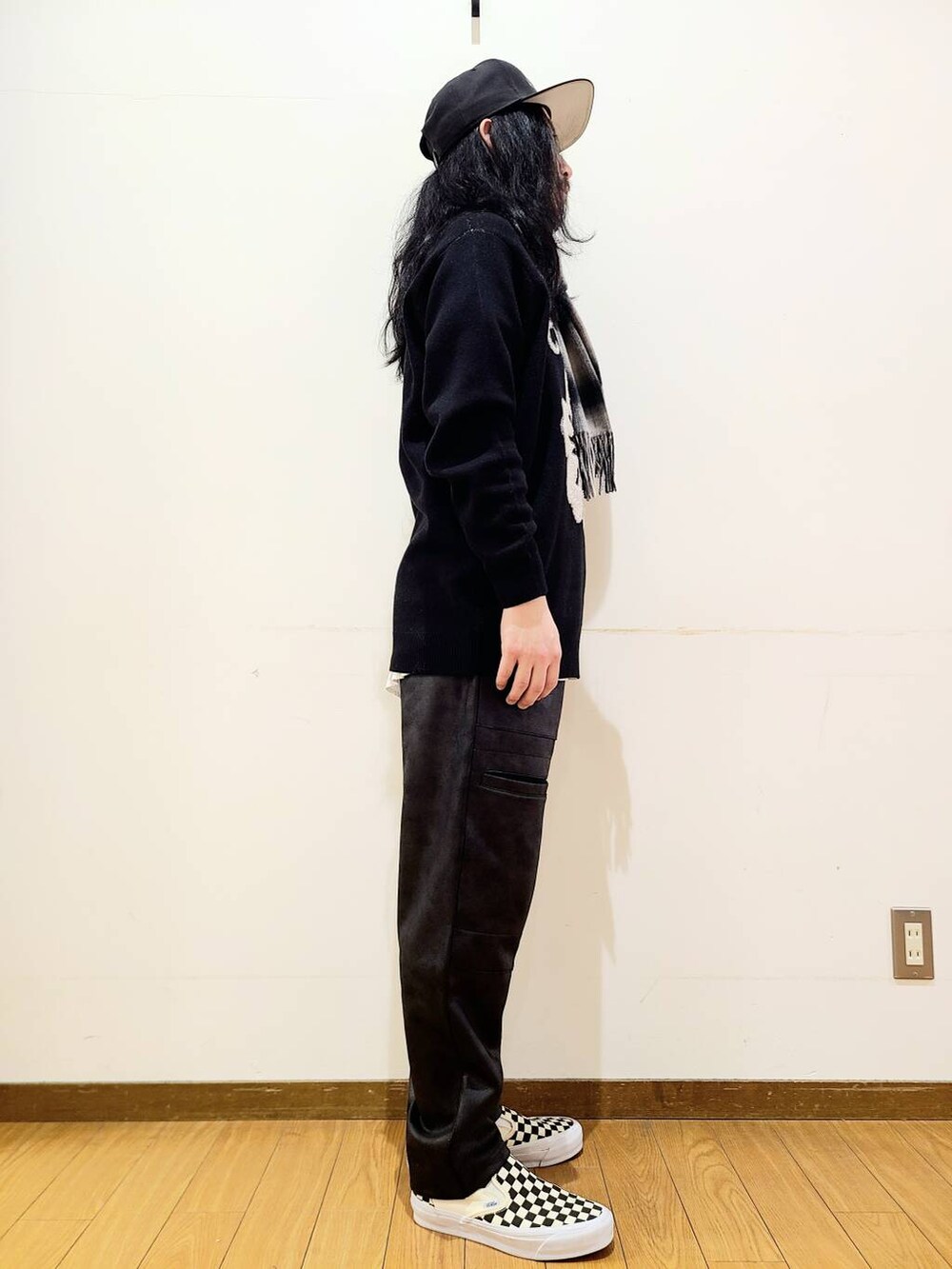 ブラック系のその他パンツ、ブラック系のスニーカー、ブラック系のニット/セーターを着用したメンズの冬コーディネートの2枚目の写真
