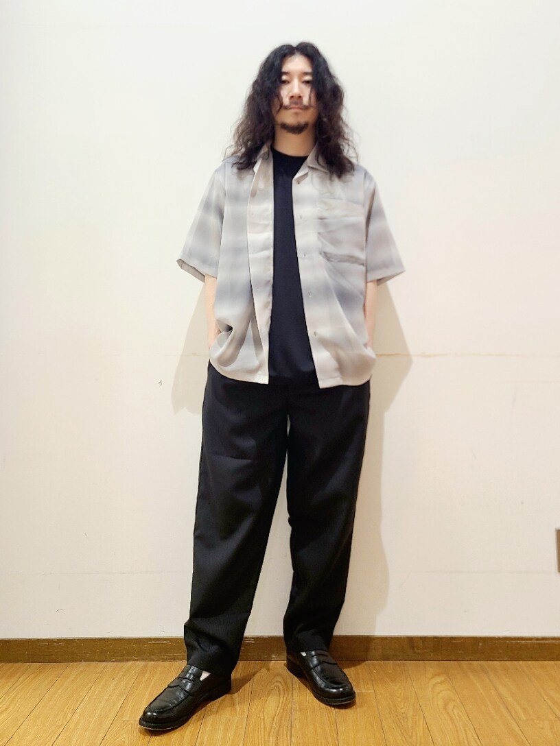 グレー系のシャツ/ブラウス、ブラック系のその他パンツ、ブラック系のTシャツ/カットソーを着用したメンズの夏コーディネートの4枚目の写真