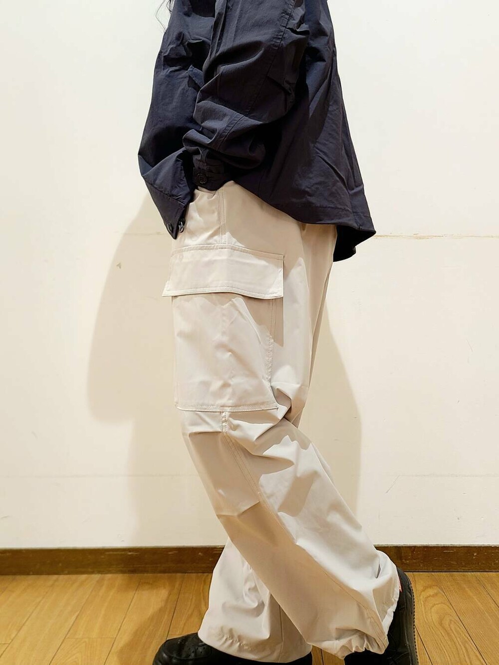 ブラック系のマウンテンパーカー、ホワイト系のその他パンツ、グレー系のTシャツ/カットソーを着用したメンズの冬コーディネートの6枚目の写真