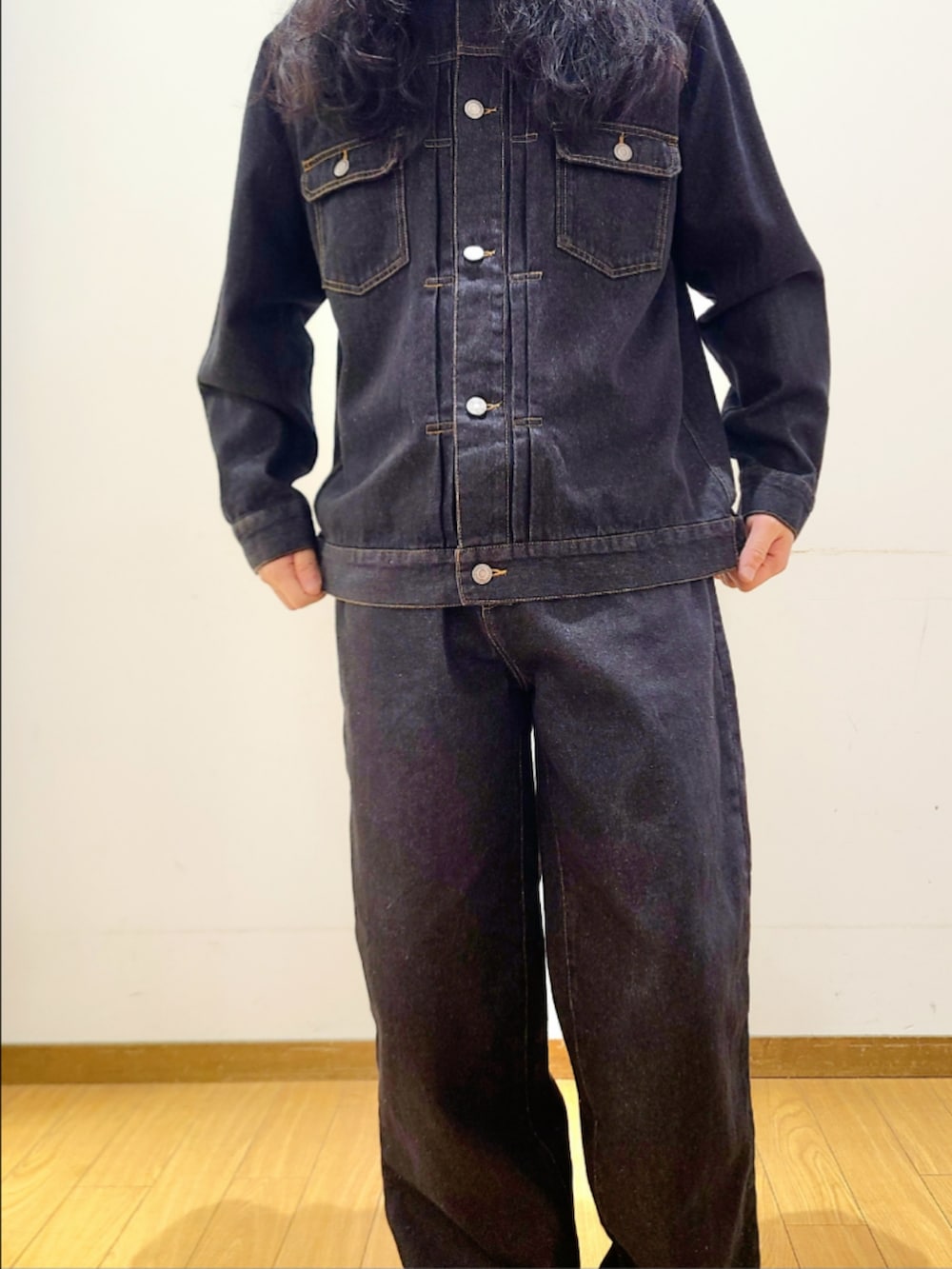 ブラック系のデニムパンツ、ブラック系のデニムジャケットを着用したメンズの冬コーディネートの5枚目の写真