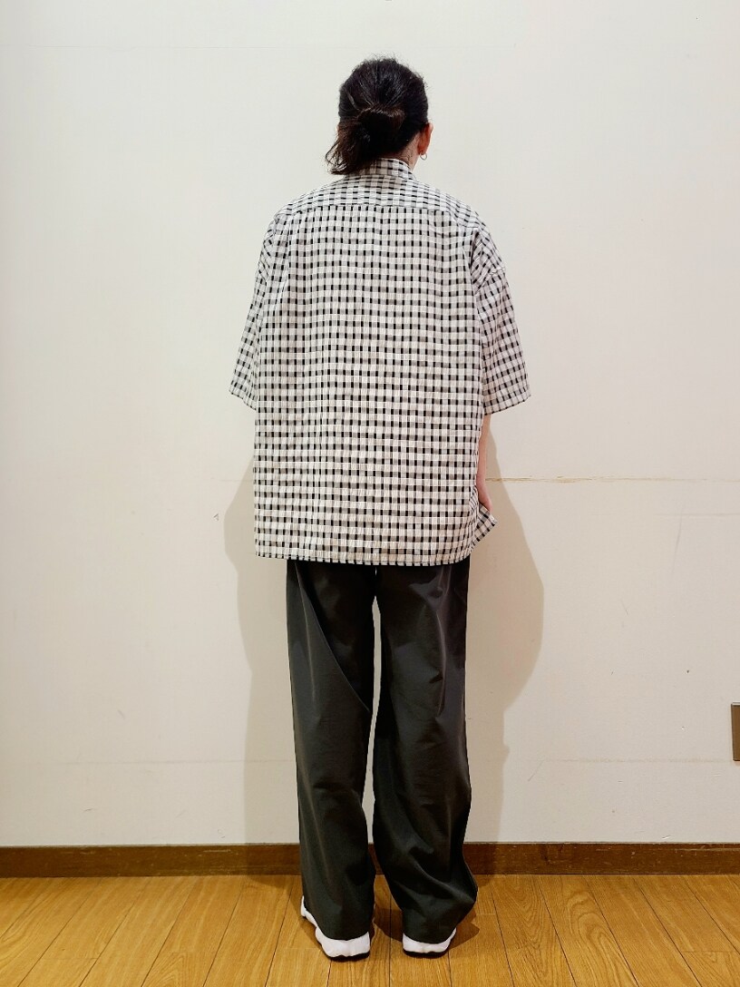 ブラック系のシャツ/ブラウス、ピンク系のTシャツ/カットソー、ブラック系のその他パンツを着用したメンズの夏コーディネートの3枚目の写真