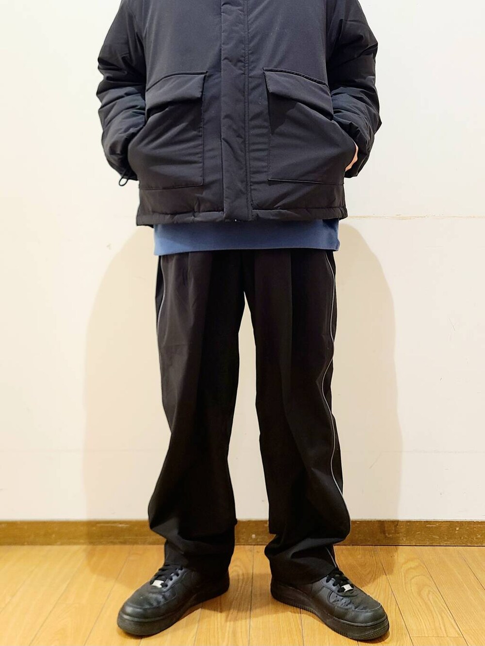 ブラック系のその他パンツ、ブルー系のスウェット、ブラック系のその他アウターを着用したメンズの冬コーディネートの5枚目の写真