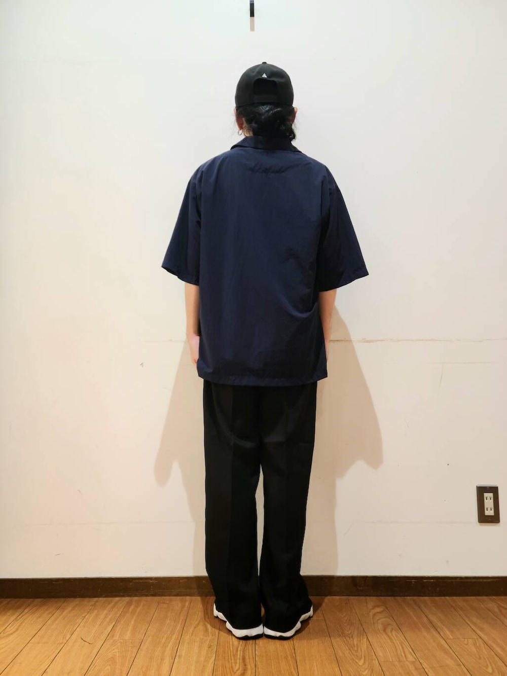 ブルー系のポロシャツ、ホワイト系のTシャツ/カットソー、ブラック系のその他パンツを着用したメンズの夏コーディネートの3枚目の写真