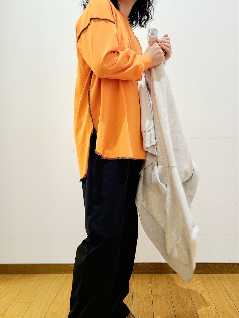 ベージュ系のサンダル、グレー系のパーカー、オレンジ系のTシャツ/カットソーを着用したメンズの秋コーディネートの4枚目の写真