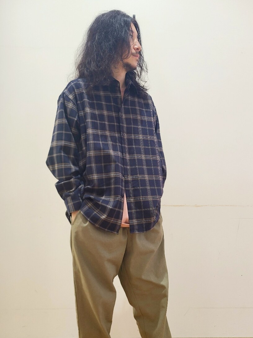 ピンク系のTシャツ/カットソー、グリーン系のその他パンツ、ベージュ系のサンダルを着用したメンズの夏コーディネートの5枚目の写真