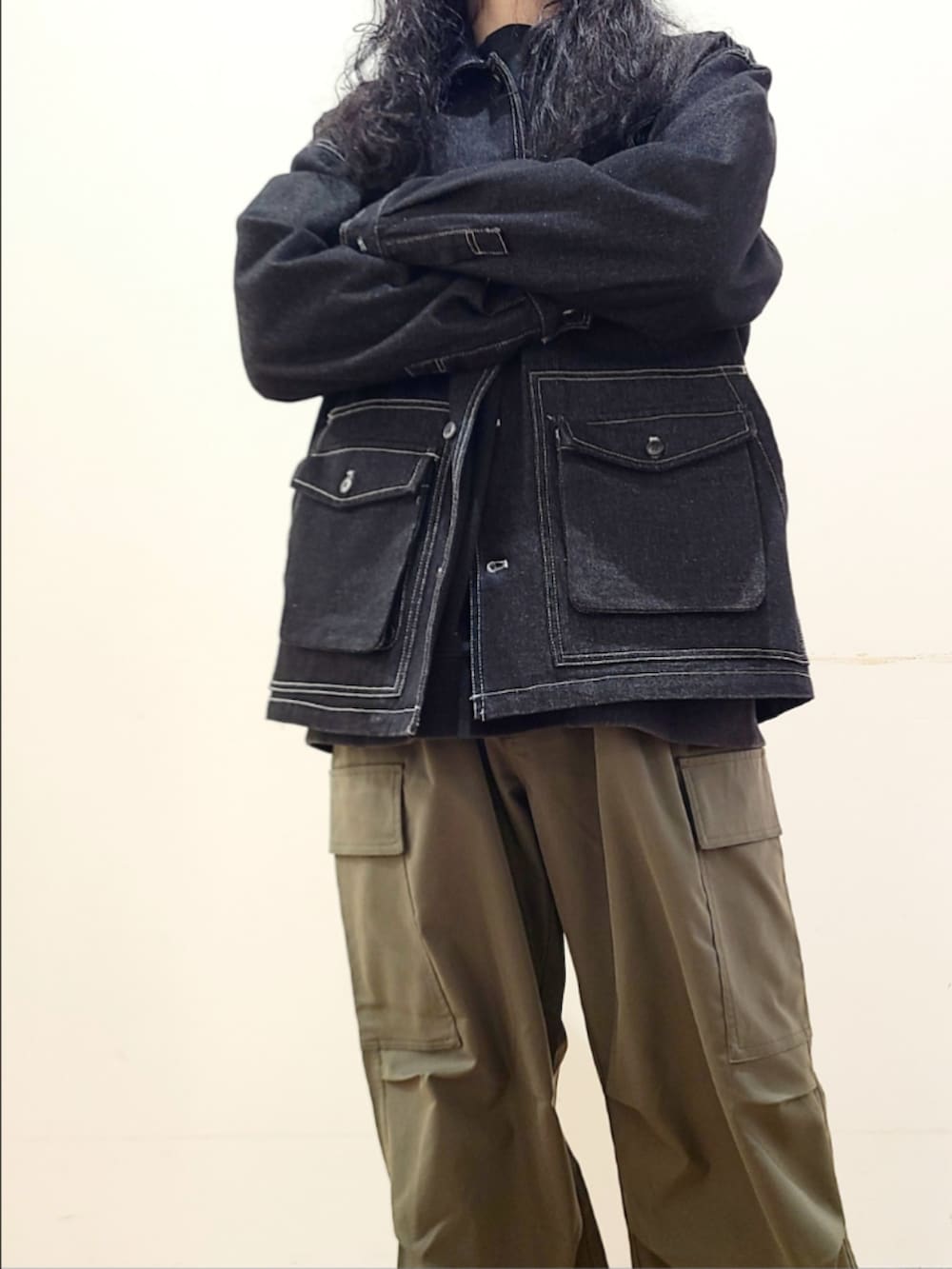 ブラック系のカバーオール、グリーン系のその他パンツを着用したメンズの冬コーディネートの6枚目の写真