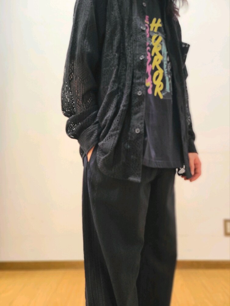 ブラック系のシャツ/ブラウス、ブラック系のその他パンツを着用したメンズの春コーディネートの8枚目の写真