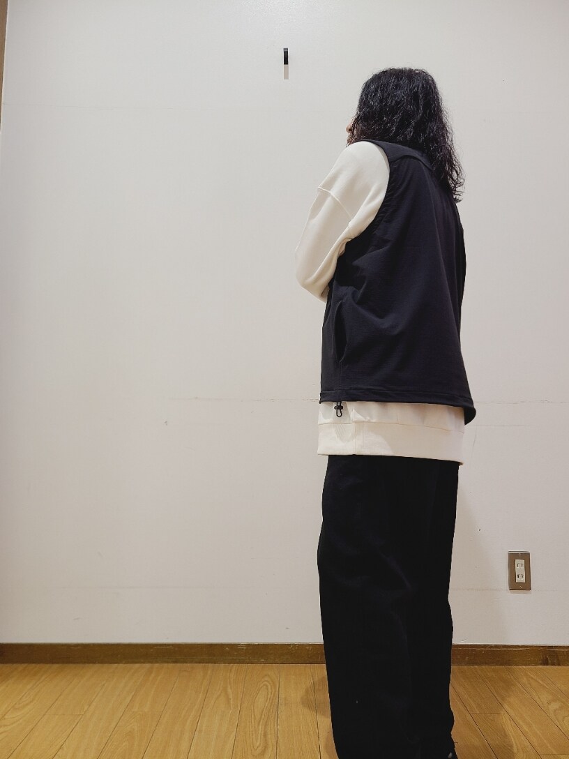 ホワイト系のスウェット、ブラック系のその他パンツを着用したメンズの秋コーディネートの9枚目の写真