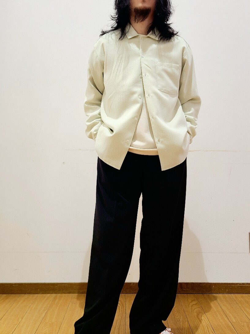 グリーン系のシャツ/ブラウス、ホワイト系のTシャツ/カットソー、ブラック系のその他パンツを着用したメンズの春コーディネートの4枚目の写真