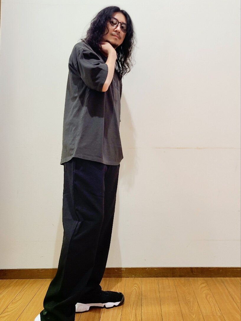 グレー系のTシャツ/カットソー、ブラック系のスニーカー、ブラック系のその他パンツを着用したメンズの夏コーディネートの6枚目の写真