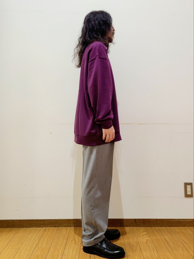 パープル系のスウェット、その他のその他パンツを着用したメンズの秋コーディネートの2枚目の写真
