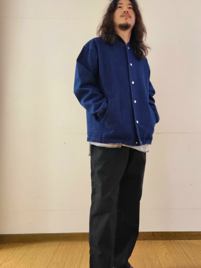 ブルー系のブルゾン、ブラック系のTシャツ/カットソー、ブラック系のその他パンツを着用したメンズの冬コーディネートの7枚目の写真