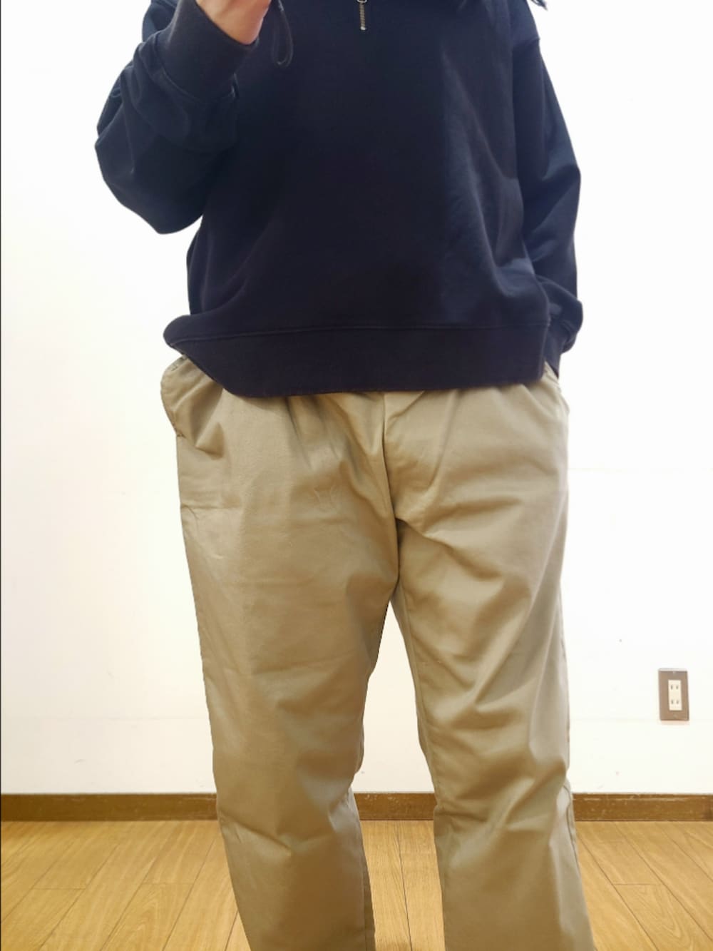 ブラック系のスウェット、ベージュ系のその他パンツを着用したメンズの春コーディネートの7枚目の写真