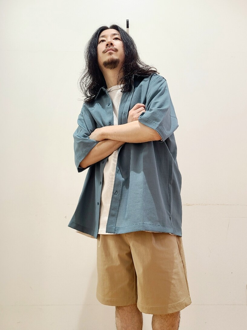 ブルー系のシャツ/ブラウス、ホワイト系のTシャツ/カットソー、ベージュ系のその他パンツを着用したメンズの夏コーディネートの5枚目の写真