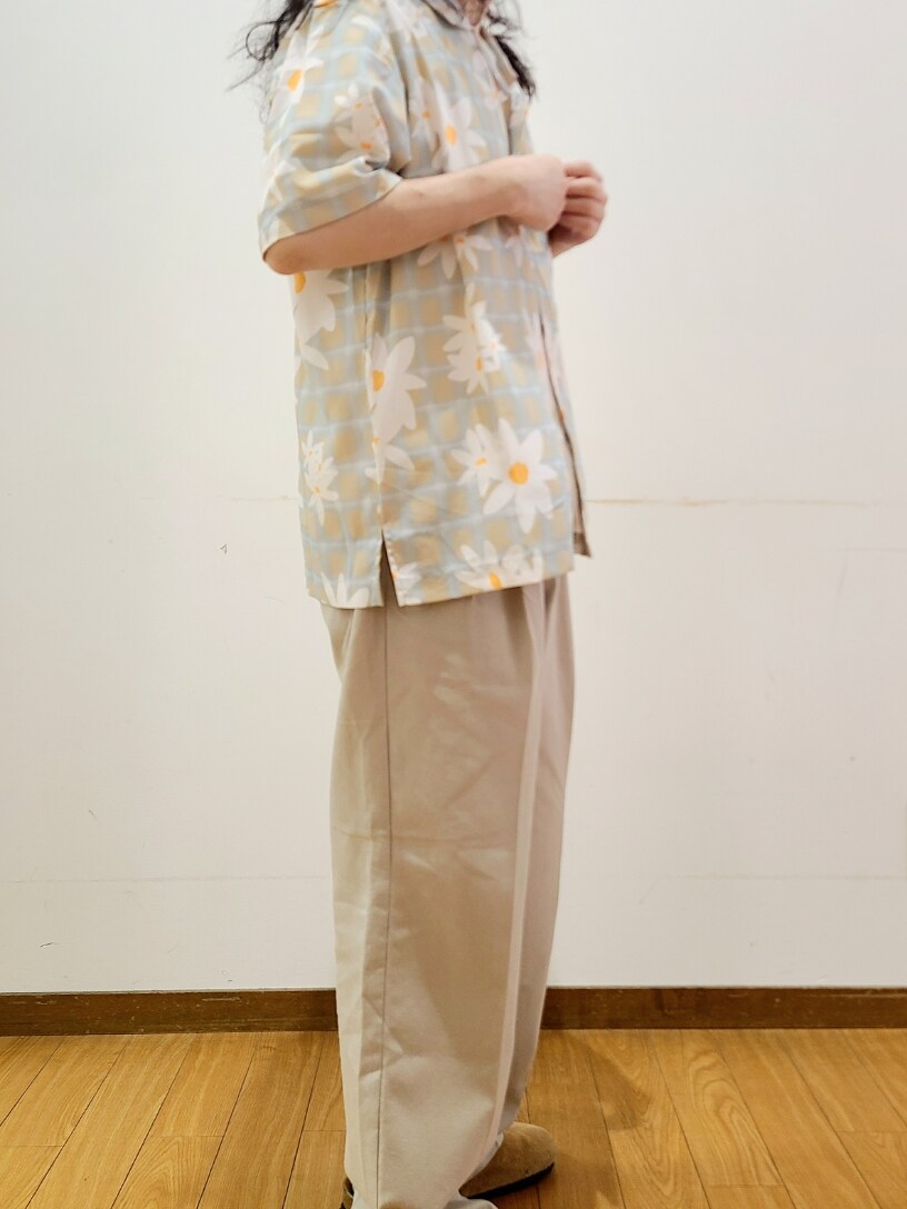 ホワイト系のTシャツ/カットソー、ベージュ系のシャツ/ブラウス、ベージュ系のその他パンツを着用したメンズの夏コーディネートの6枚目の写真