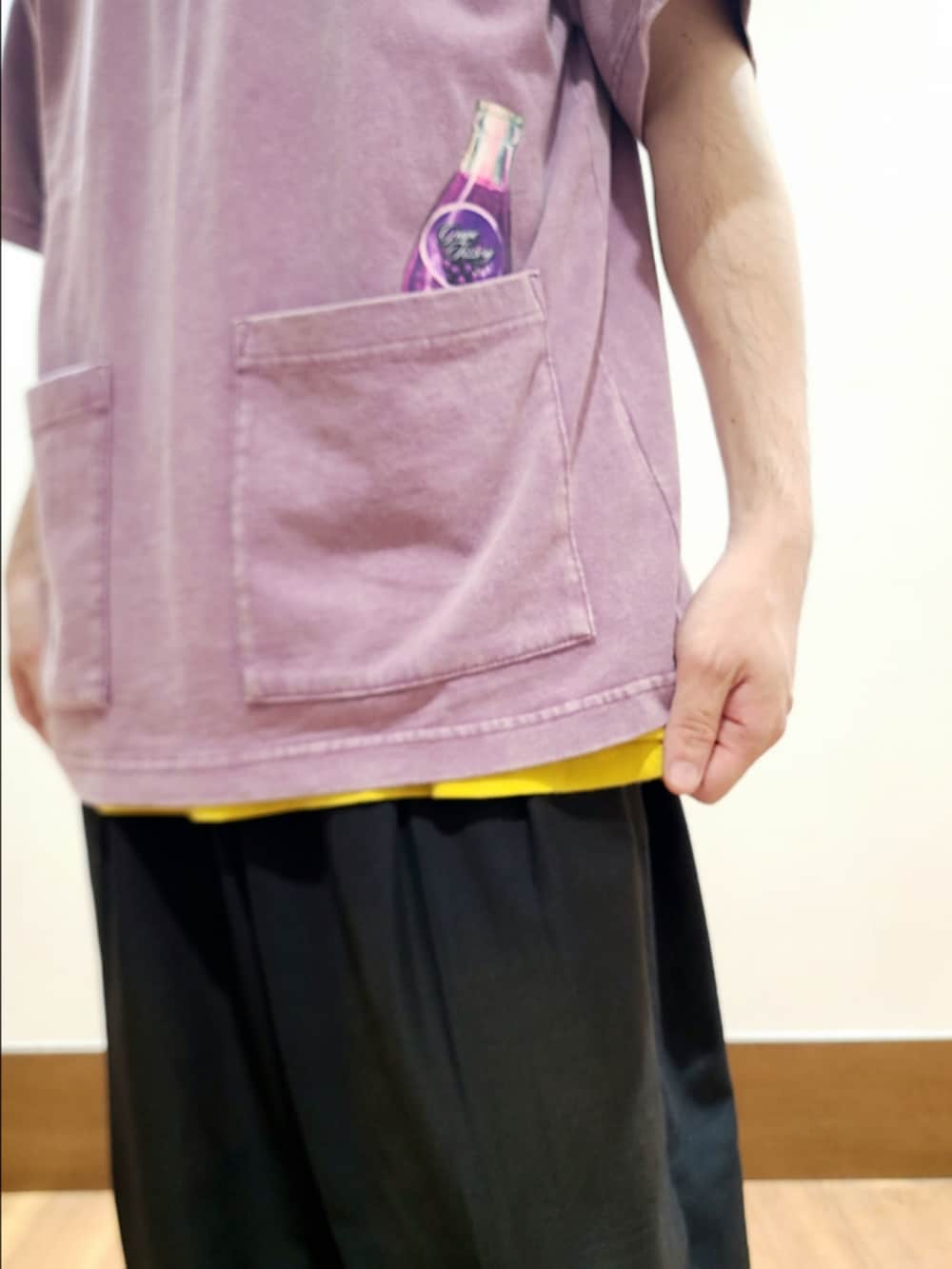パープル系のTシャツ/カットソーを着用したメンズの夏コーディネートの4枚目の写真