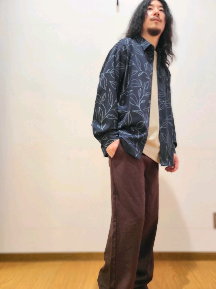 ブルー系のシャツ/ブラウス、ブラウン系のその他パンツ、グレー系のTシャツ/カットソーを着用したメンズの春コーディネートの4枚目の写真