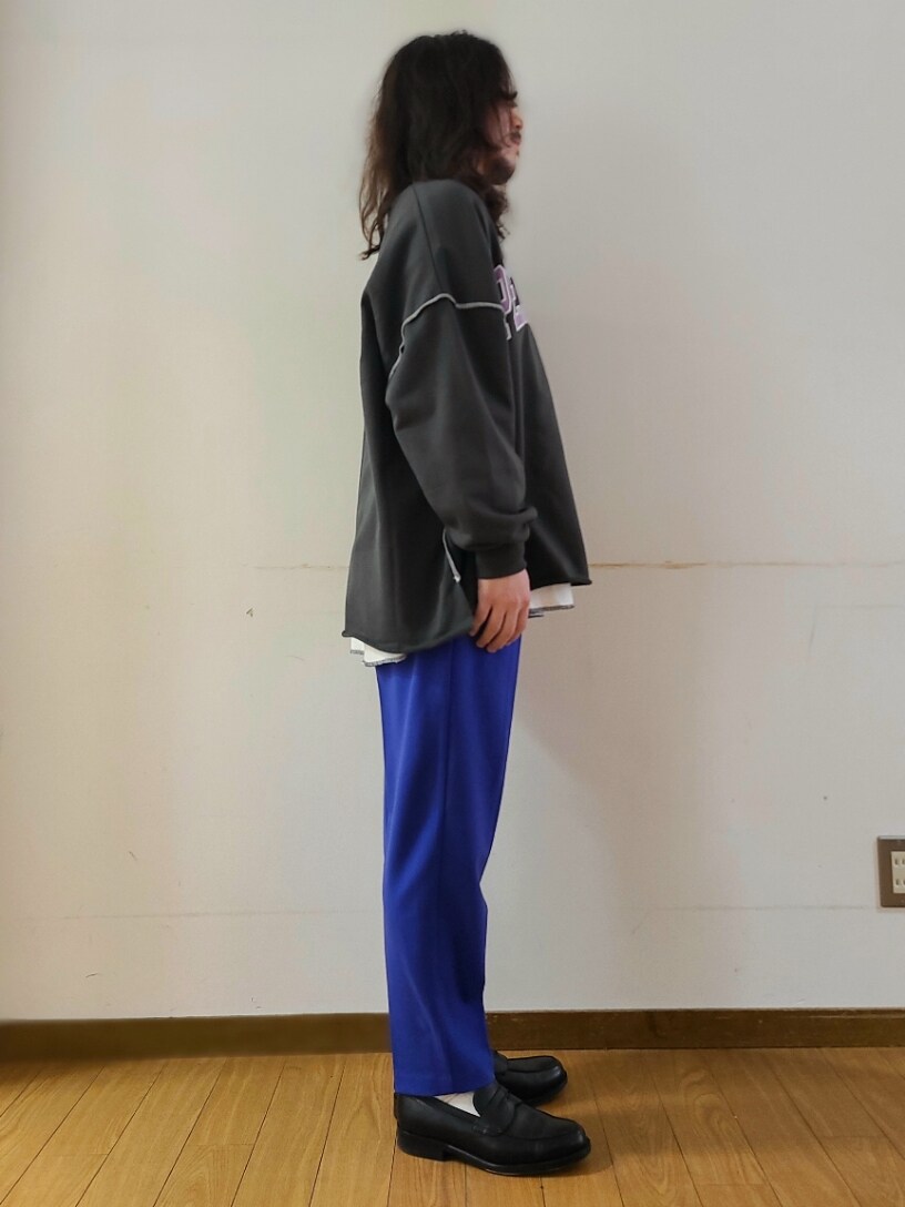 グレー系のTシャツ/カットソー、ホワイト系のTシャツ/カットソー、ブルー系のその他パンツを着用したメンズの春コーディネートの2枚目の写真