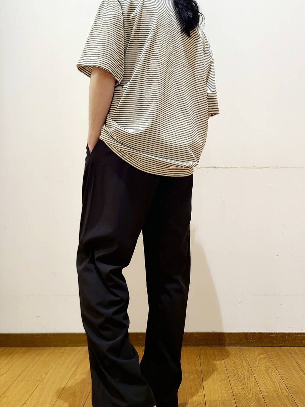 ブラック系のその他パンツ、ホワイト系のTシャツ/カットソーを着用したメンズの夏コーディネートの6枚目の写真