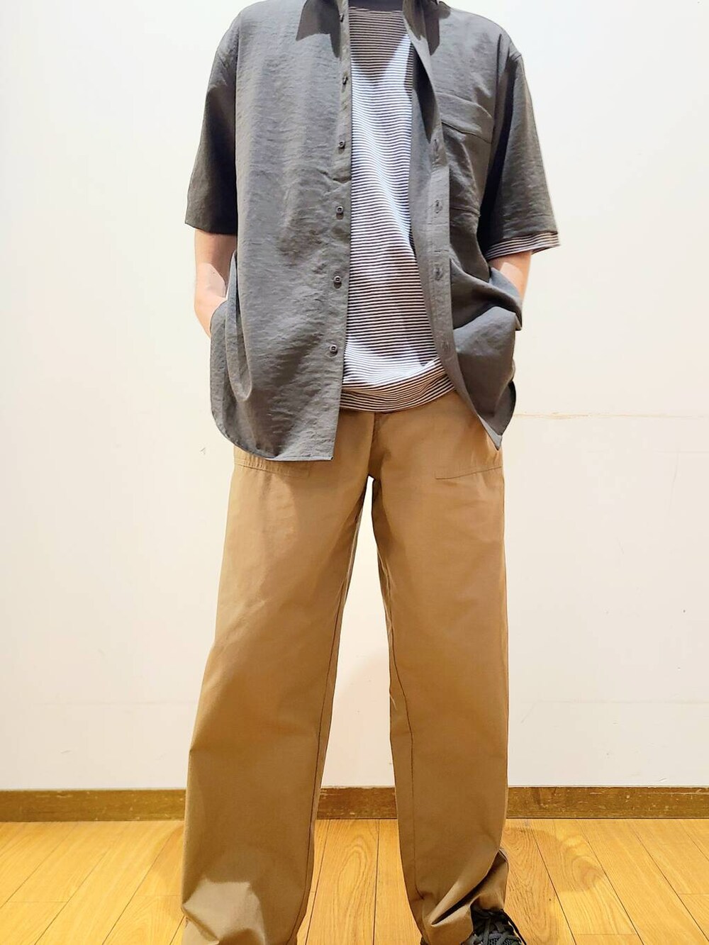 グリーン系のチノパンツ、その他のTシャツ/カットソー、グレー系のシャツ/ブラウスを着用したメンズの夏コーディネートの5枚目の写真