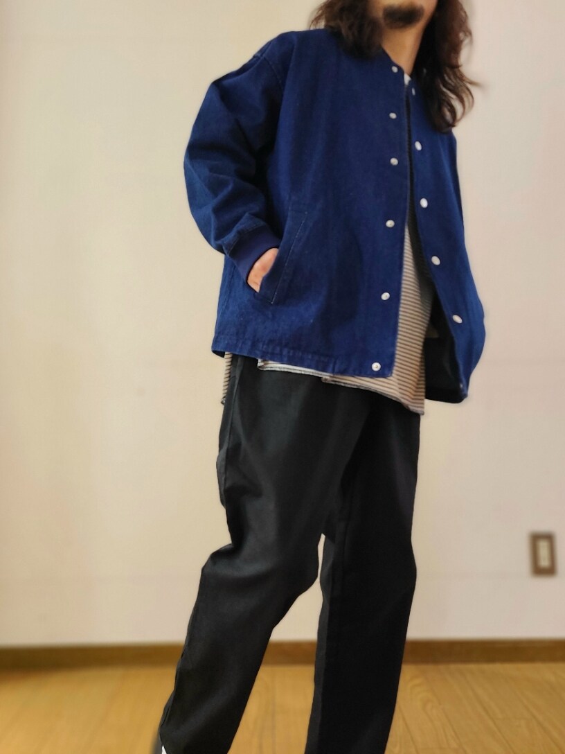 ブルー系のブルゾン、ブラック系のTシャツ/カットソー、ブラック系のその他パンツを着用したメンズの冬コーディネートの6枚目の写真