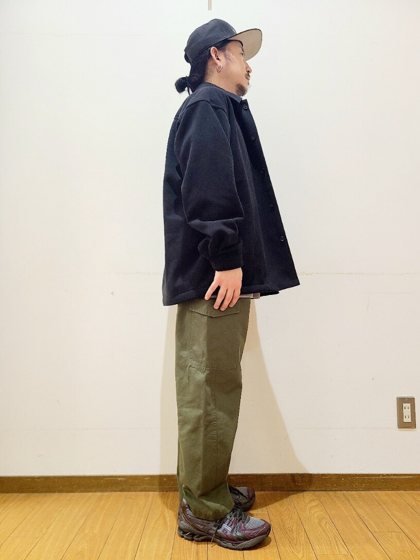 ブラウン系のその他アウター、ブラック系のその他アウター、グリーン系のその他パンツを着用したメンズの冬コーディネートの2枚目の写真