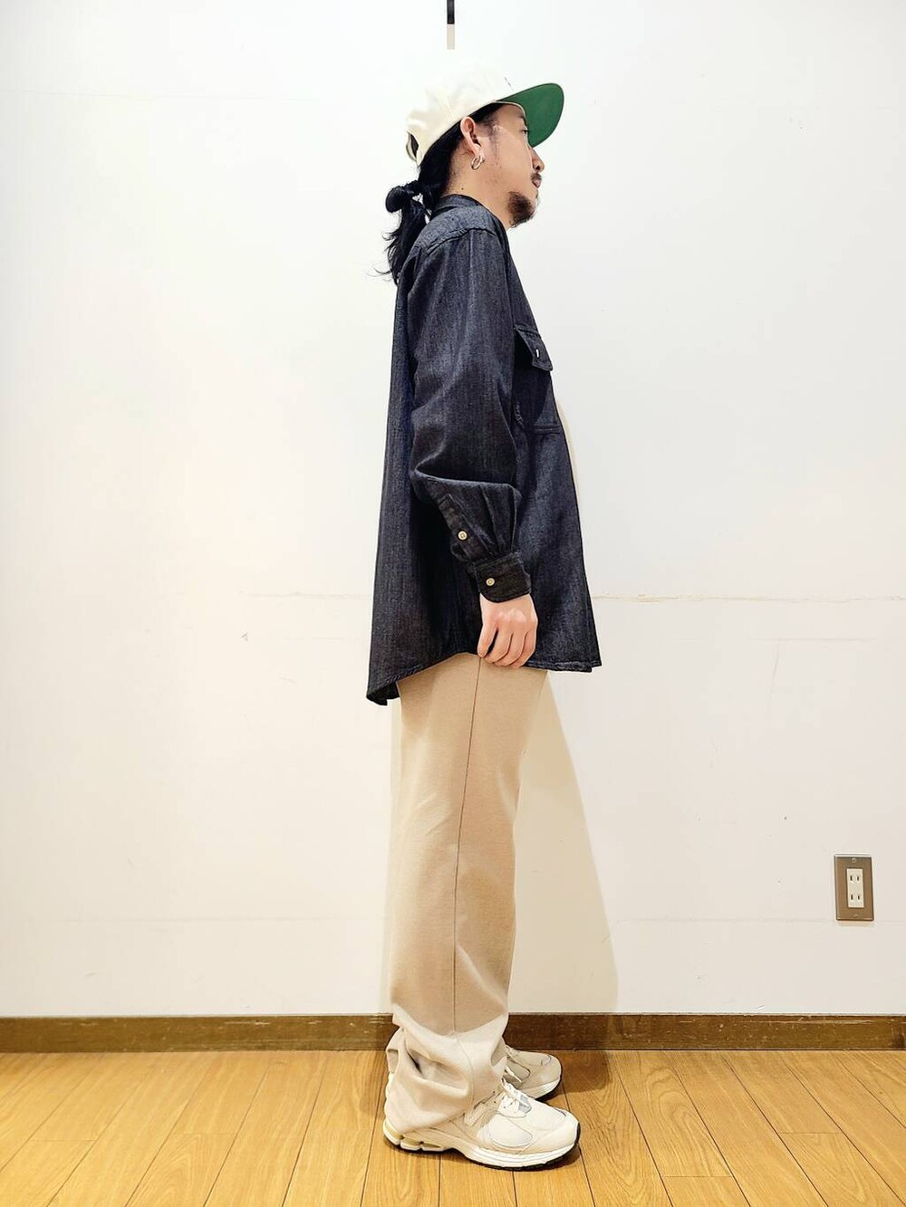 ベージュ系のその他パンツ、ブラック系のシャツ/ブラウス、ベージュ系のキャップを着用したメンズの秋コーディネートの2枚目の写真