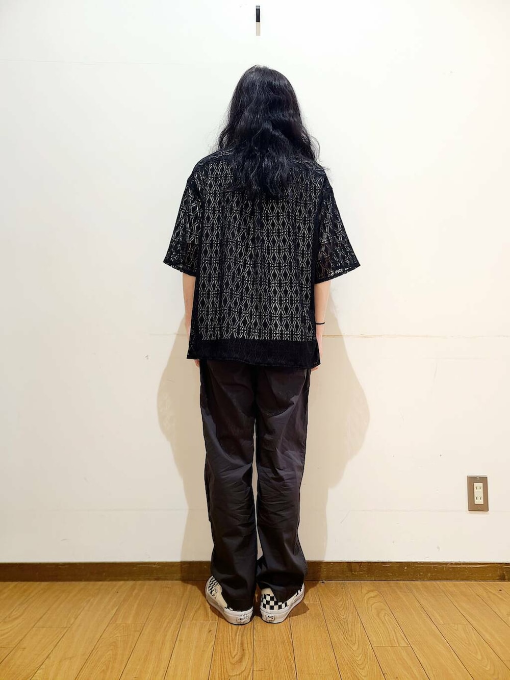 「シンプル、スニーカー、vans、カジュアル、モノトーン、イージーパンツ、シンプルコーデ、機能素材、柄シャツ、低身長、スニーカーコーデ、夏コーデ、UVカット、接触冷感、newarrival」｜「ITEMS URBANRESEARCHの『速乾/イージーケア/UVカット』高機能ポンチショートスリーブカットソー（Tシャツ/カットソー、ホワイト系）」を使った、アライタカノリさん（メンズ・164cm）の春コーディネートの3枚目の写真