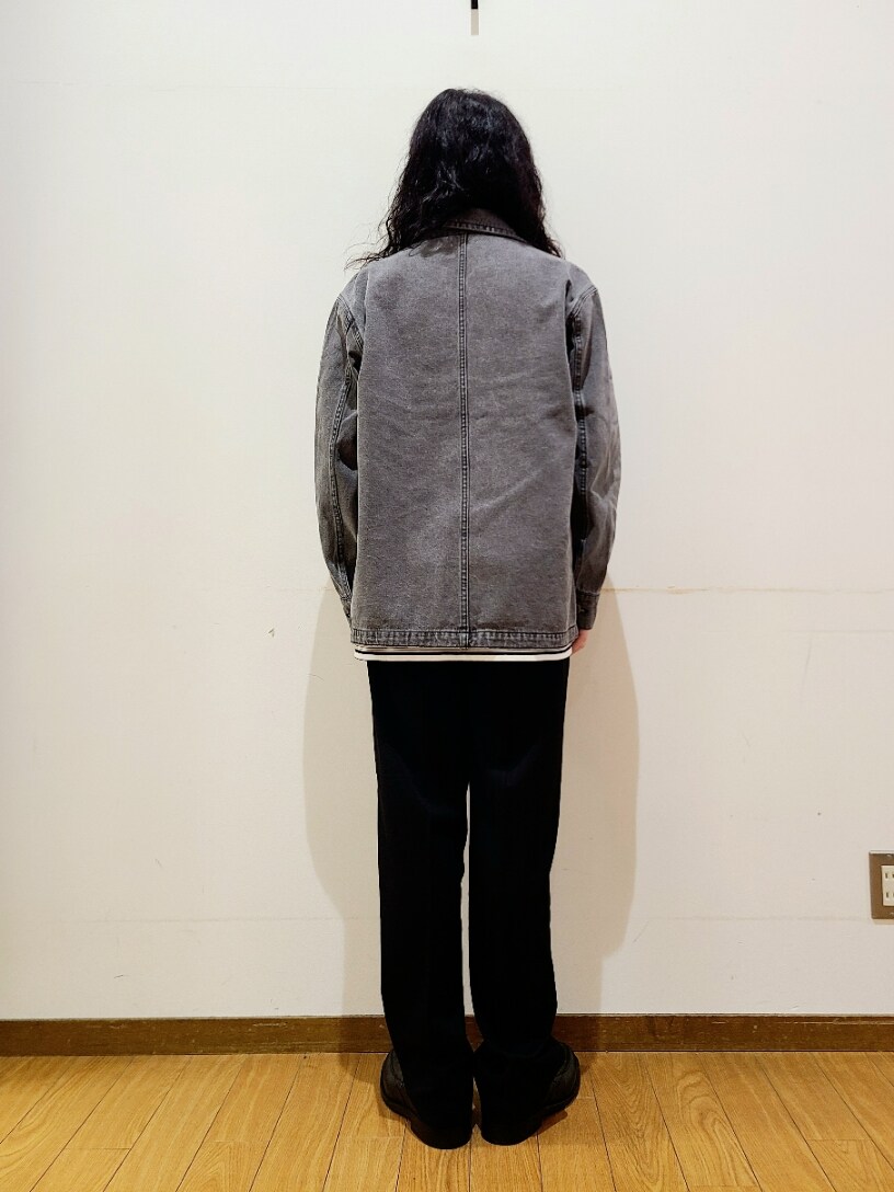 ブラック系のデニムジャケット、ブラック系のその他パンツを着用したメンズの秋コーディネートの3枚目の写真