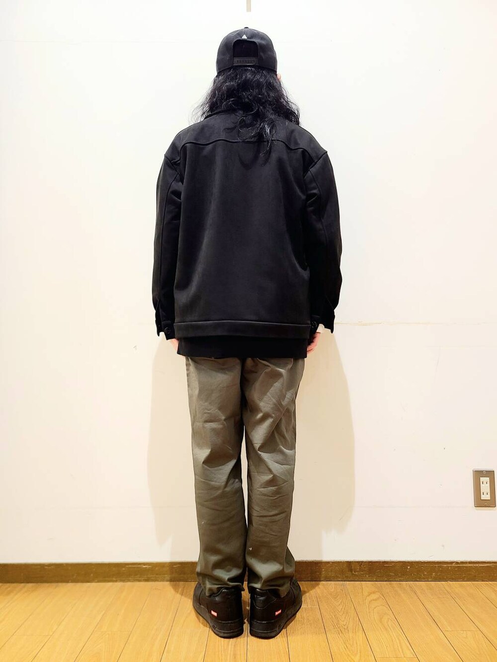 グリーン系のその他パンツ、ブラック系のスウェット、ブラック系のその他アウターを着用したメンズの冬コーディネートの3枚目の写真